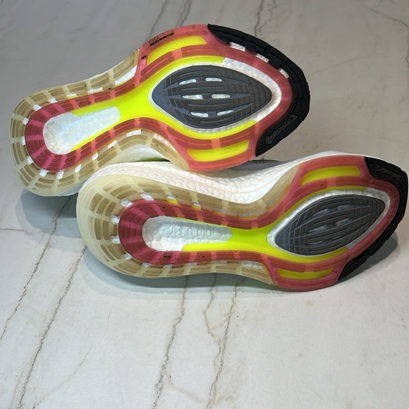 Adidas Ultraboost (Size 7.5) - Picture 7 of 8
